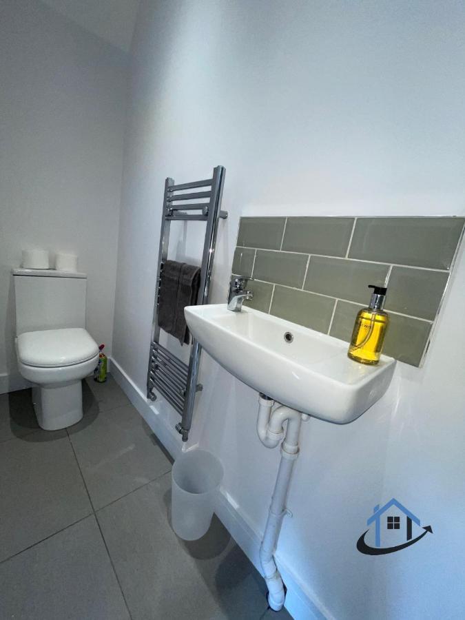 Acaster House, X4 Rooms With En-Suites X1 Room Private Bathroom, Street Parking, Close To Train Station Кетеринг Экстерьер фото