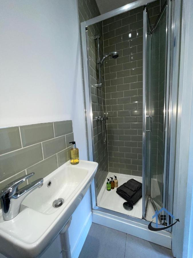 Acaster House, X4 Rooms With En-Suites X1 Room Private Bathroom, Street Parking, Close To Train Station Кетеринг Экстерьер фото