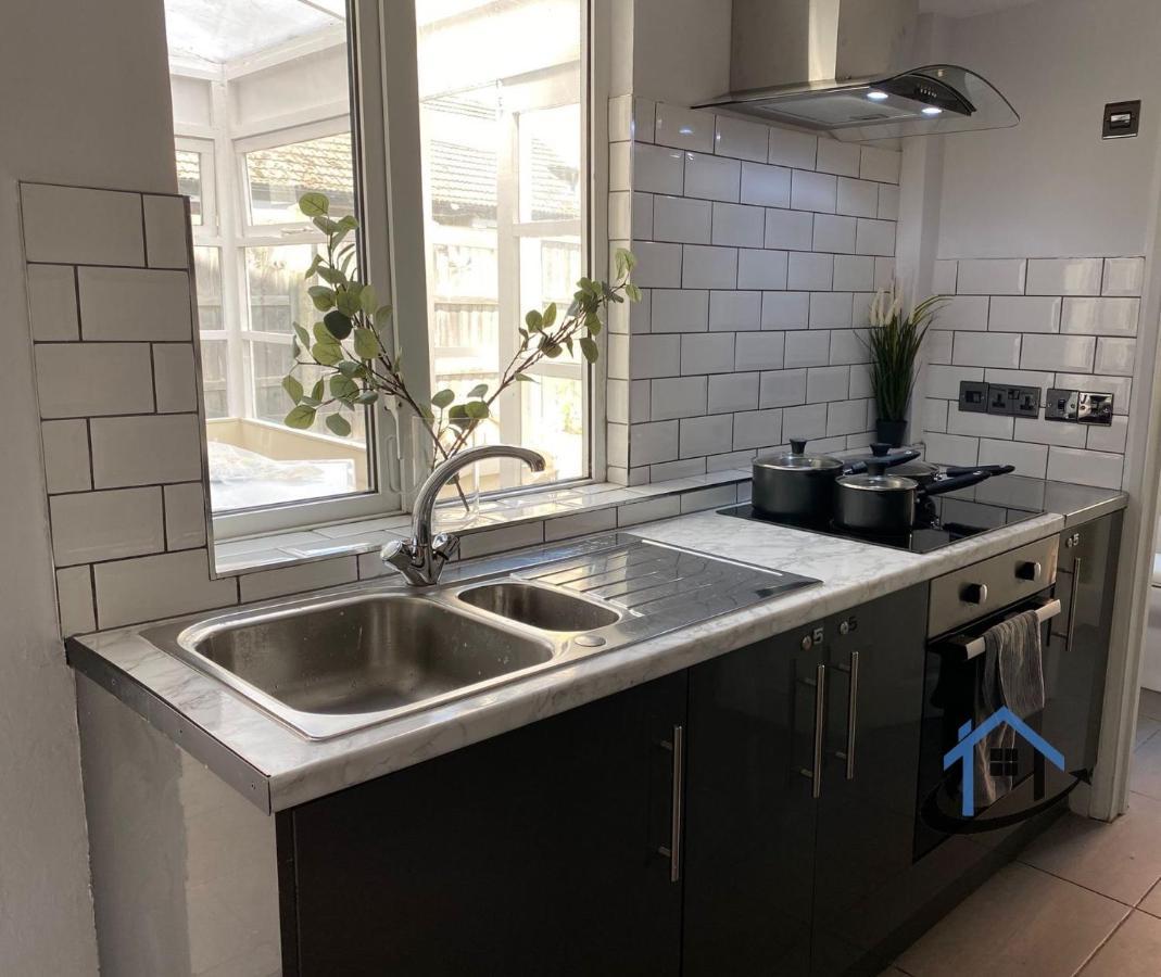 Acaster House, X4 Rooms With En-Suites X1 Room Private Bathroom, Street Parking, Close To Train Station Кетеринг Экстерьер фото